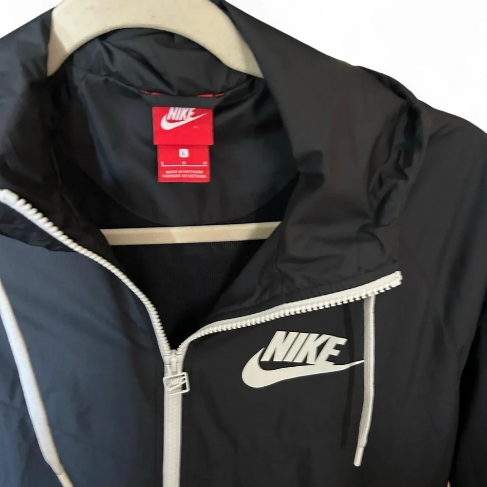 Nike Windrunner Hooded Repel Jacket | Youth L | Black & White | Water-Repellent